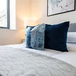 Stylish 2 Bed Apartment Close To City