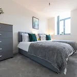 Stylish 2 Bed Apartment Close To City