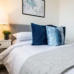 Stylish 2 Bed Apartment Close To City