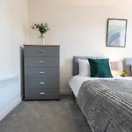 Stylish 2 Bed Apartment Close To City