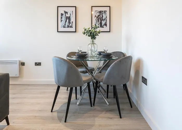 Stylish 2 Bed Apartment Close To City
