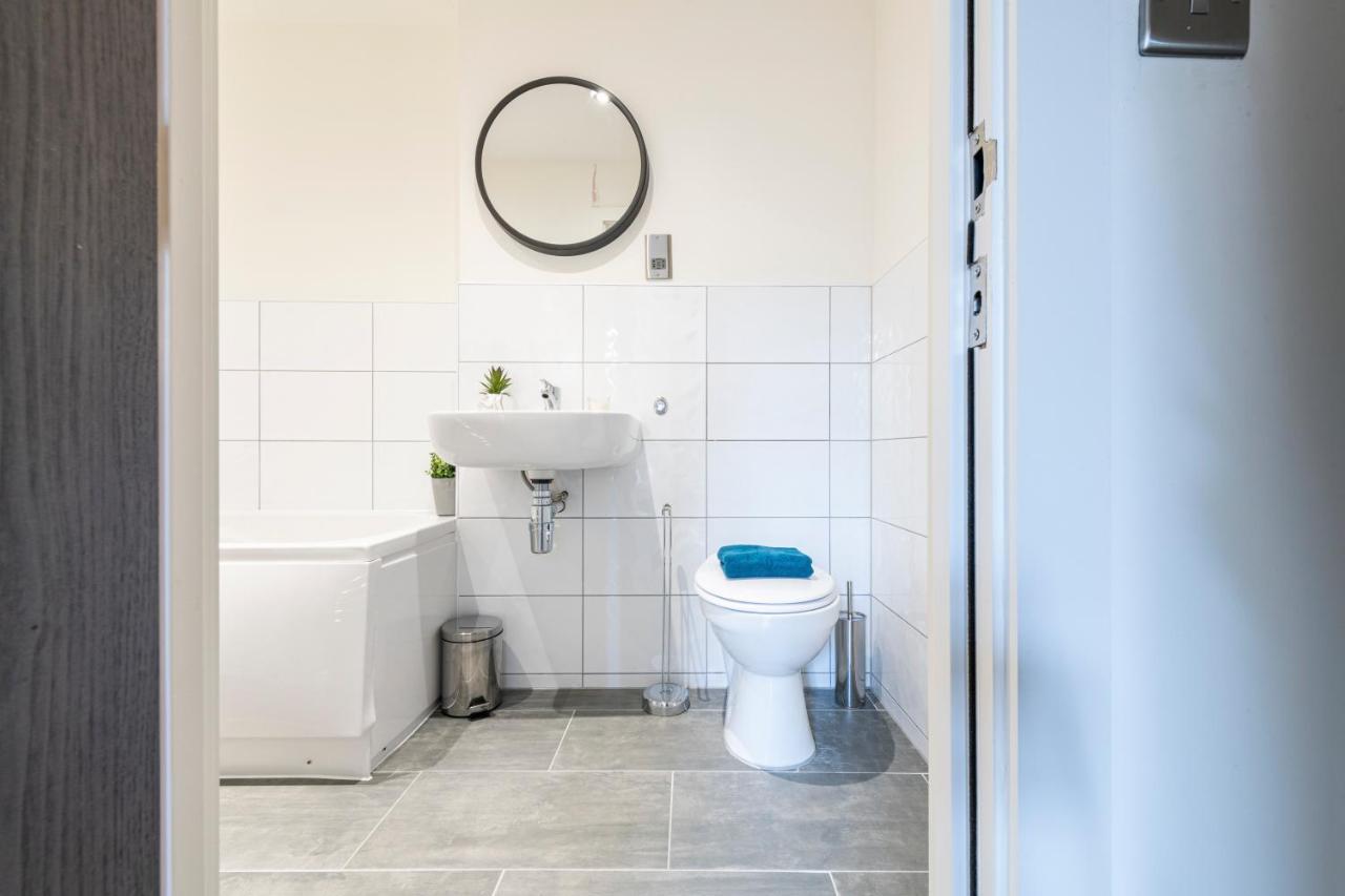 Stylish 2 Bed Close To Apartment *