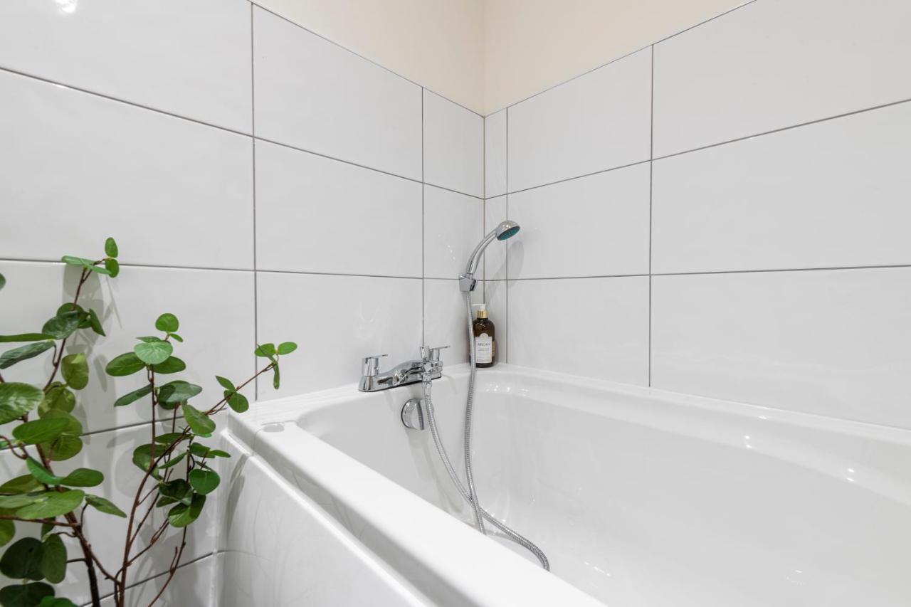 Stylish 2 Bed Close To *