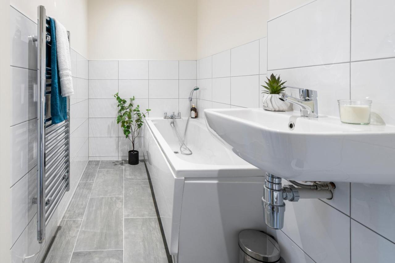 Stylish 2 Bed Close To *