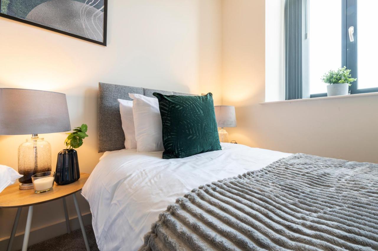 Stylish 2 Bed Close To Apartment *