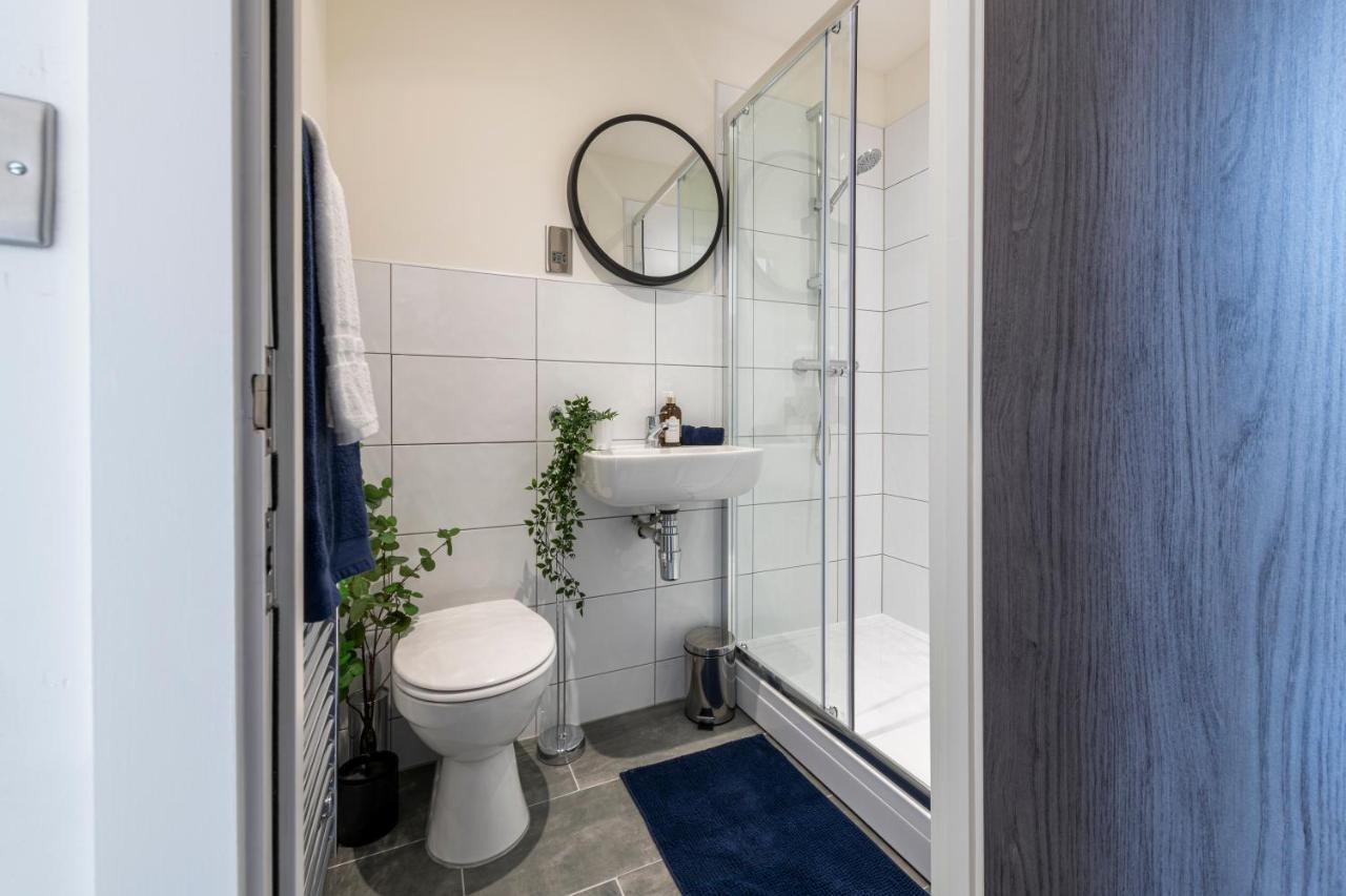 Stylish 2 Bed Close To Apartment *