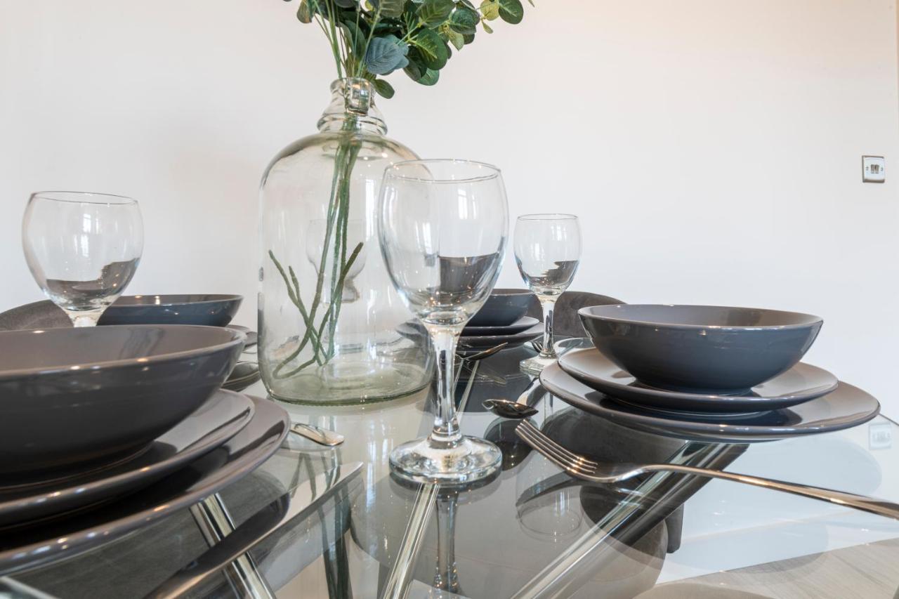 Stylish 2 Bed Close To *