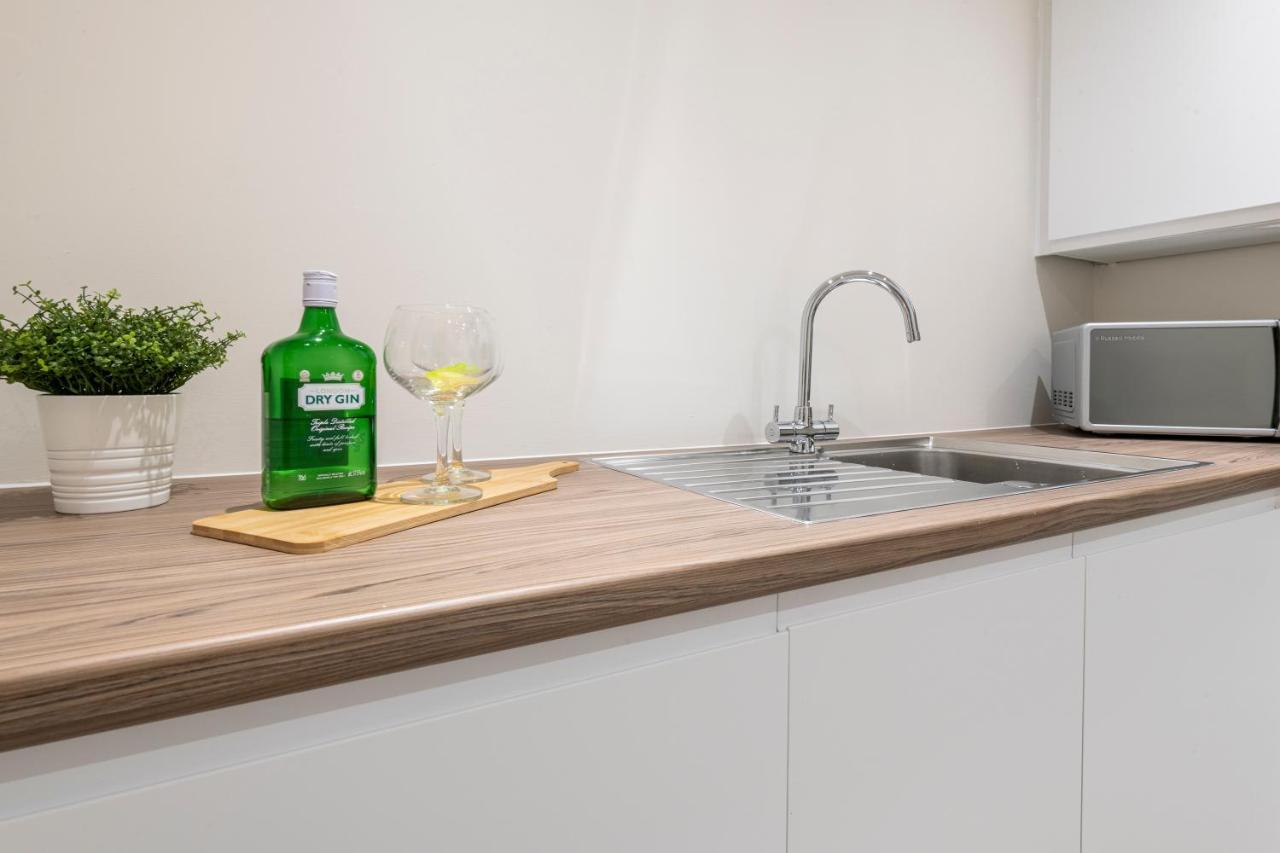 Stylish 2 Bed Close To Apartment *
