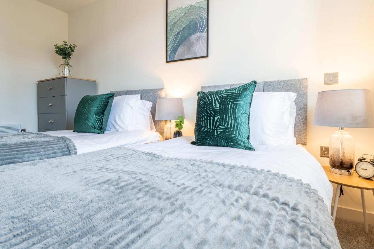 Apartment Stylish 2 Bed Close To *