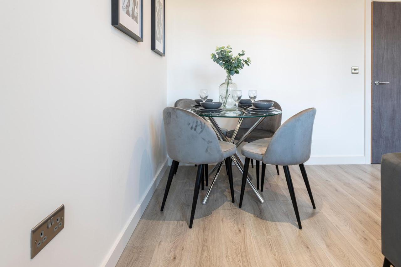 Stylish 2 Bed Close To *